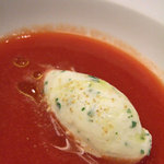 ル・ヴァンテール - 冷たいトマトのポタージュ　　ハーブの効いたフロマージュのアイス