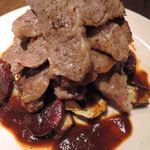 オカモト - 黒毛和牛のばら肉のソテー2000円
      すごい！なんか斬新な盛り付けだな～。
      お肉をどけてみると、中から・・・