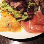 オカモト - サーモンの燻製、スペイン産生ハム。
      真ん中にたっぷり葉野菜が盛られていて、
      この前菜だけでも、かなり満足感があるよ。
