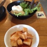 Hanemonya - ランチのサラダとキムチ