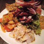 オカモト - 前菜(5種)の盛り合わせ2400円
      (前菜メニュー9種から5種を選ぶようになってます。)
      これ、写真ではサイズ感が分かりにくいけど、
      大きなお皿で、すっごいボリュームなんだよ～