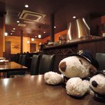 店内は清潔で落ち着いた雰囲気。
          お店はマスターがおひとりで切り盛りされています。
          テーブル席とカウンター席があって、ボキらはテーブル席に。