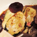 オカモト - たっぷりの焼き野菜が出てきたよ。
      お野菜が新鮮だからかどれも甘くて美味しいし、お肉も柔らかいよ～。
      こちらのお店は野菜を上手に使ってるよね～。
      お料理の勉強になります。