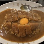 得正 - トンカツの間に黄身を載せてみました。カツは5ミリほどで、衣の方が分厚いです。