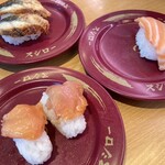 Sushiro - 大赤貝(切れ目あるのに開いてない…から面積小さい⁈)、うなぎの蒲焼、生サーモン