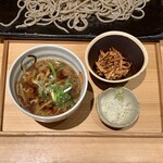 つけ蕎麦 恵比寿初代 - 豚ごぼうつけそば切り ¥930 のつけ汁、ごぼう、薬味