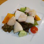 アドゥエパッシ - 前菜①
            帆立のサラダ