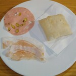 A due passi - 前菜①
                        ペルシュウとサラミ