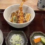 Teuchi Sobato Iro - ミニ天丼は、このサイズで海老天の他、野菜天5種が乗っている贅沢さ。