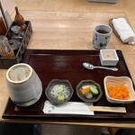 Teuchi Sobato Iro - まず最初につけ汁と蕎麦猪口の他、小鉢、漬物、薬味、それにデザート(蕎麦プリン)が出てきます。