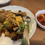 あたか飯店 - 豚肉と卵の炒め物、キムチ