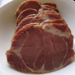 萩原精肉店 - 少し赤味が強いハムのような質感の焼豚