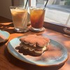 カフェ ザ サン リブズ ヒア