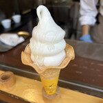 長坂養蜂場 - はちみつソフトクリームの完成です♪