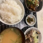 三宝の餃子 - A定食　ご飯とお味噌汁と好きなおかず。