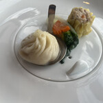 眺遊楼 - 【小籠包と広東焼売】お皿の真ん中の部分が外れて、中に発熱する石みたいなのが入っています。