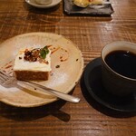 Vuori - キャロットケーキ、ネルドリップコーヒー