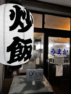 九州ラーメン うまか - 日曜17時半開店ですでに満席＋2組待ち