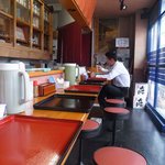 尾道ラーメン 山長 - カウンター席オンリーです。