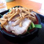 尾道ラーメン 山長 - メンマ、チャーシューネギは別皿で提供されます。