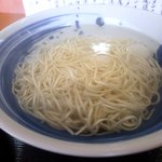 尾道ラーメン 山長 - 熱々の熱湯の中に、お馴染みの平打ち麺です。