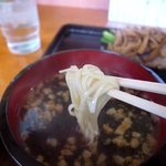 尾道ラーメン 山長 - 麺はスープを吸ってないから、真っ白です。麺本来の風味を味わえます。