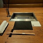 焼肉うしごろ - テーブル席の網の鉄板です。