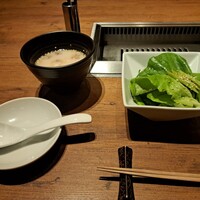 焼肉うしごろ 西麻布本店 - うしごろサラダと、濃厚コラーゲンのコムタンスープです。