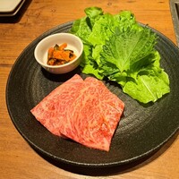 焼肉うしごろ 西麻布本店 - 栃木県産黒毛和牛A5リブロース2枚と大葉4枚、サンチュ2枚、辛味噌です。