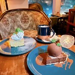 Pile Cafe Ebisu - ･チョコレートタルトチョコアイスクリー  ム添え 800円、･パステル･トレス･レチェケーキ750円、メキシカンホットチョコレート800円