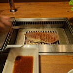 焼肉うしごろ - 牛脂を塗った網の鉄板で、北海道産黒毛和牛A5サーロインを焼く様子その6です。