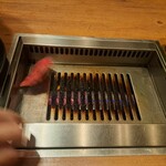 焼肉うしごろ - 栃木県産黒毛和牛A5リブロースを、網の鉄板で焼いている様子その2です。