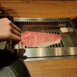 焼肉うしごろ - 牛脂を塗った網の鉄板で、北海道産黒毛和牛A5サーロインを焼く様子その2です。