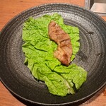 焼肉うしごろ - サンチュの上に、網の鉄板で焼いた北海道産黒毛和牛A5サーロインをのせた様子その2です。