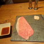 焼肉うしごろ - 残りの北海道産黒毛和牛A5サーロイン1枚と牛脂、おろしポン酢です。