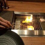 焼肉うしごろ - 牛脂を塗った網の鉄板で、北海道産黒毛和牛A5サーロインを焼く様子その4です。