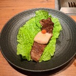 焼肉うしごろ - サンチュの上に、網の鉄板で焼いた北海道産黒毛和牛A5サーロインと赤味噌、牛脂をのせた様子です。