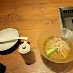 焼肉うしごろ - 冷麺とお酢です。