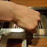 焼肉うしごろ - 牛脂を塗った網の鉄板で、北海道産黒毛和牛A5サーロインを焼く様子その5です。