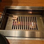 焼肉うしごろ - 網の鉄板に、牛脂を塗る様子です。