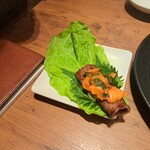 焼肉うしごろ - サンチュ1枚と大葉2枚の上にのせた栃木県産黒毛和牛A5リブロースに、辛味噌を塗った様子その2です。