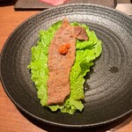 焼肉うしごろ - サンチュの上に、網の鉄板で焼いた北海道産黒毛和牛A5サーロインと赤味噌をのせた様子です。
