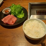 焼肉うしごろ - 魚沼産コシヒカリご飯と、栃木県産黒毛和牛A5リブロースならびにサンチュ2枚、大葉4枚、辛味噌の2ショットです。