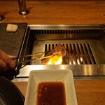 焼肉うしごろ - 牛脂を塗った網の鉄板で、北海道産黒毛和牛A5サーロインを焼く様子その7です。