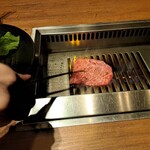 焼肉うしごろ - 栃木県産黒毛和牛A5リブロースを、網の鉄板で焼いている様子その1です。