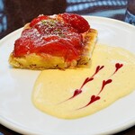 サロン・ド・テ ロンド - 苺のパイ、アングレーズソース（ドリンク付き）1,540円