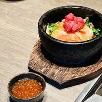 焼肉うしごろ 池袋店 - 秋鮭といくら、厳選部位の石焼き