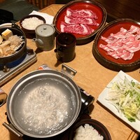 月亭 池袋店 - しゃぶしゃぶとすき焼き全体像