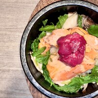 焼肉うしごろ 池袋店 - 秋鮭といくら、厳選部位の石焼き