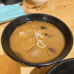 究極のにぼし味噌らーめん 人間ばんざい - スープ